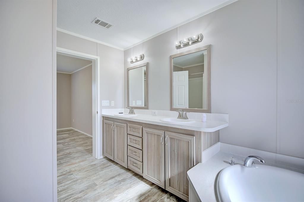 For Sale: $344,900 (2 beds, 2 baths, 1411 Square Feet)