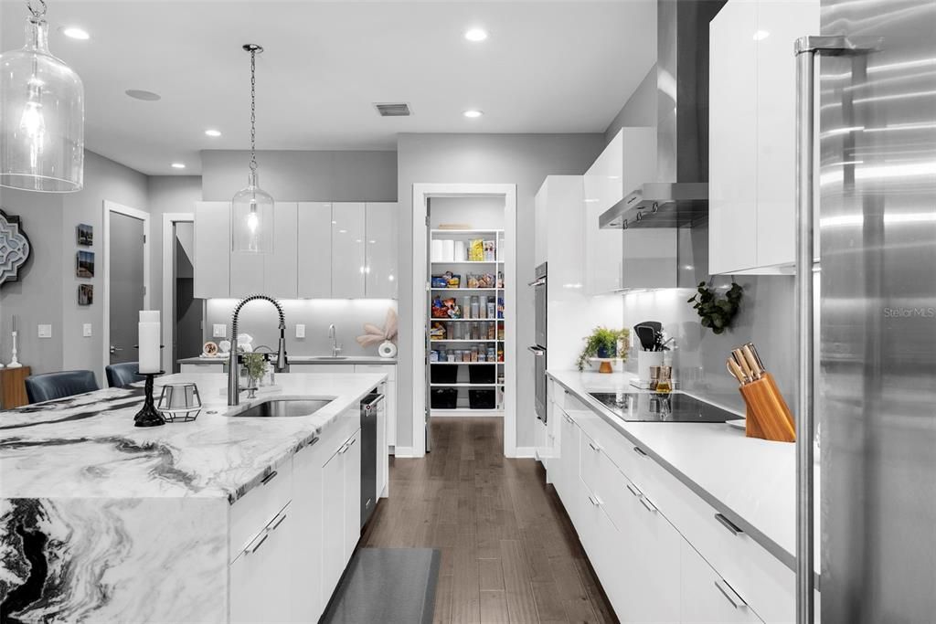 出租: $13,500 (5 贝兹, 4 浴室, 4149 平方英尺)