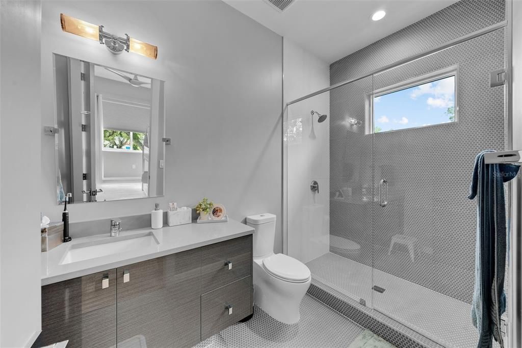 出租: $13,500 (5 贝兹, 4 浴室, 4149 平方英尺)