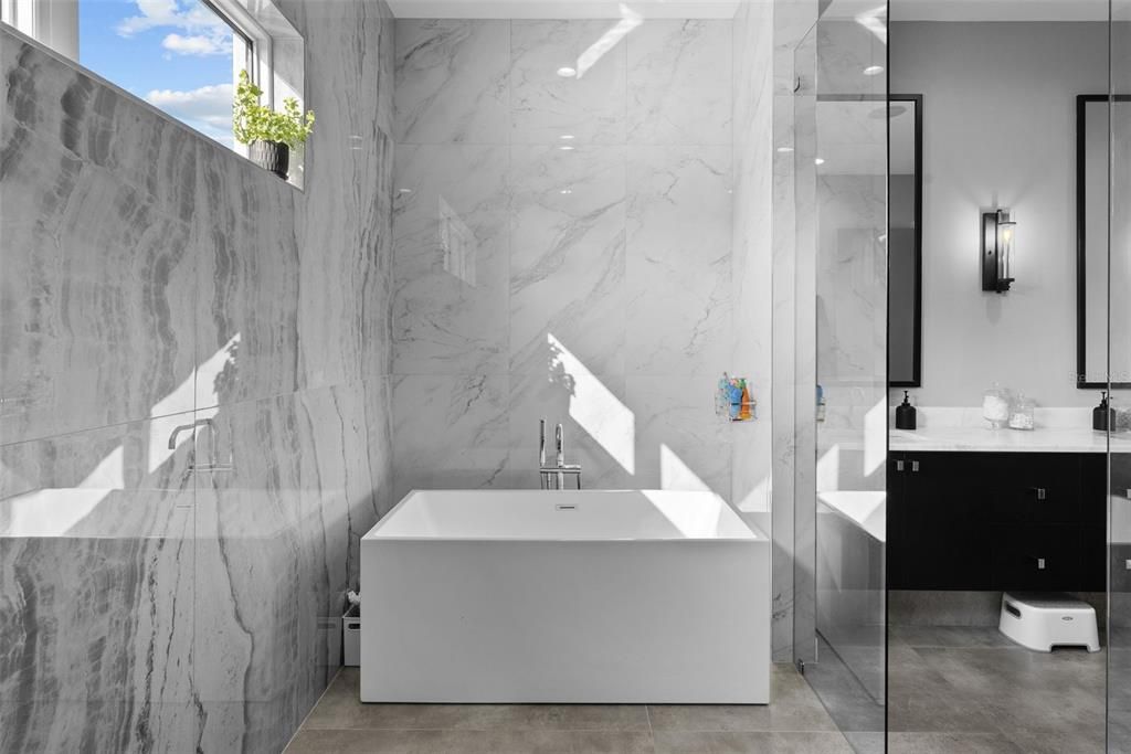 出租: $13,500 (5 贝兹, 4 浴室, 4149 平方英尺)