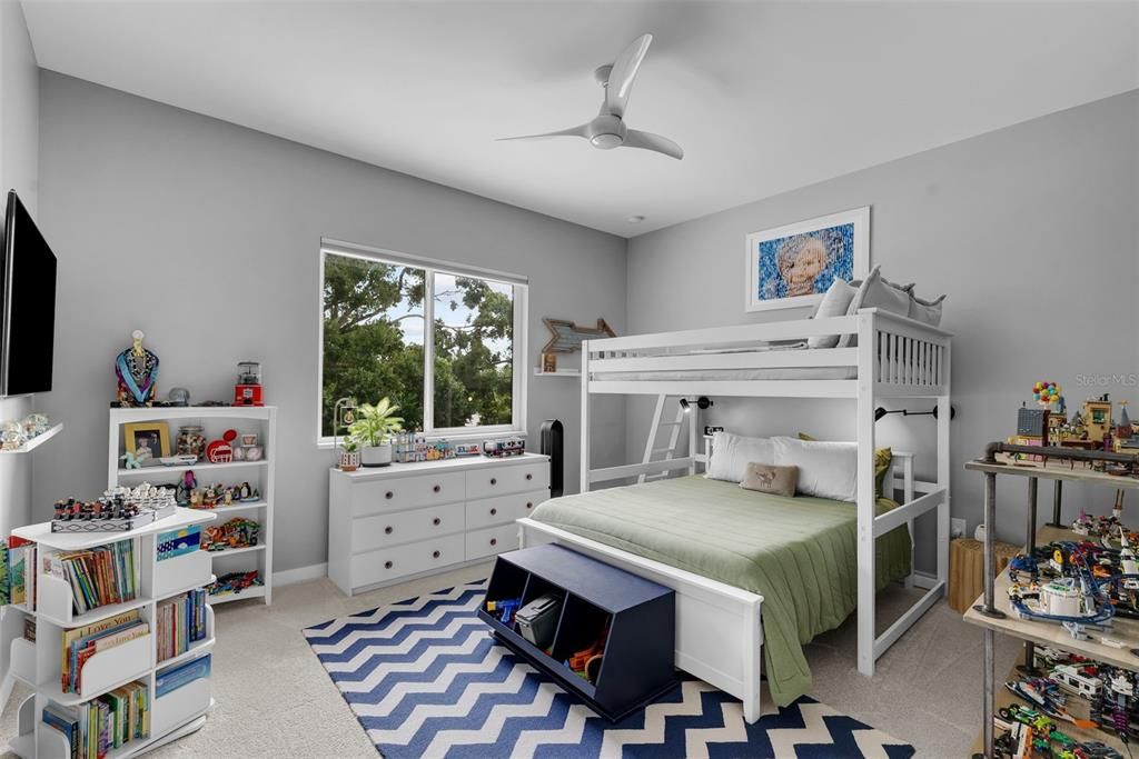 出租: $13,500 (5 贝兹, 4 浴室, 4149 平方英尺)