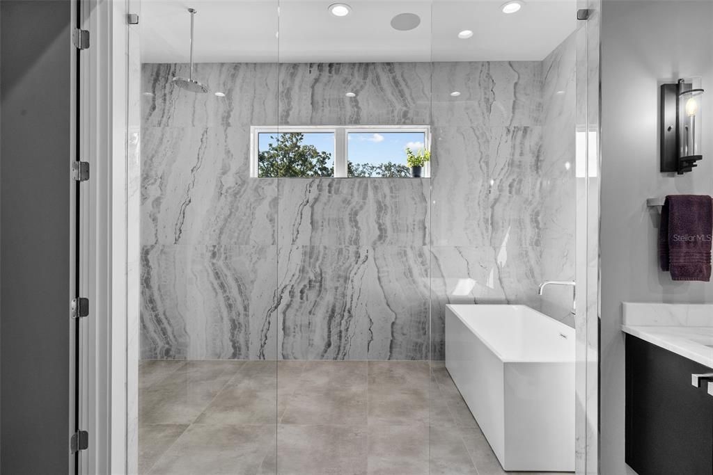 出租: $13,500 (5 贝兹, 4 浴室, 4149 平方英尺)