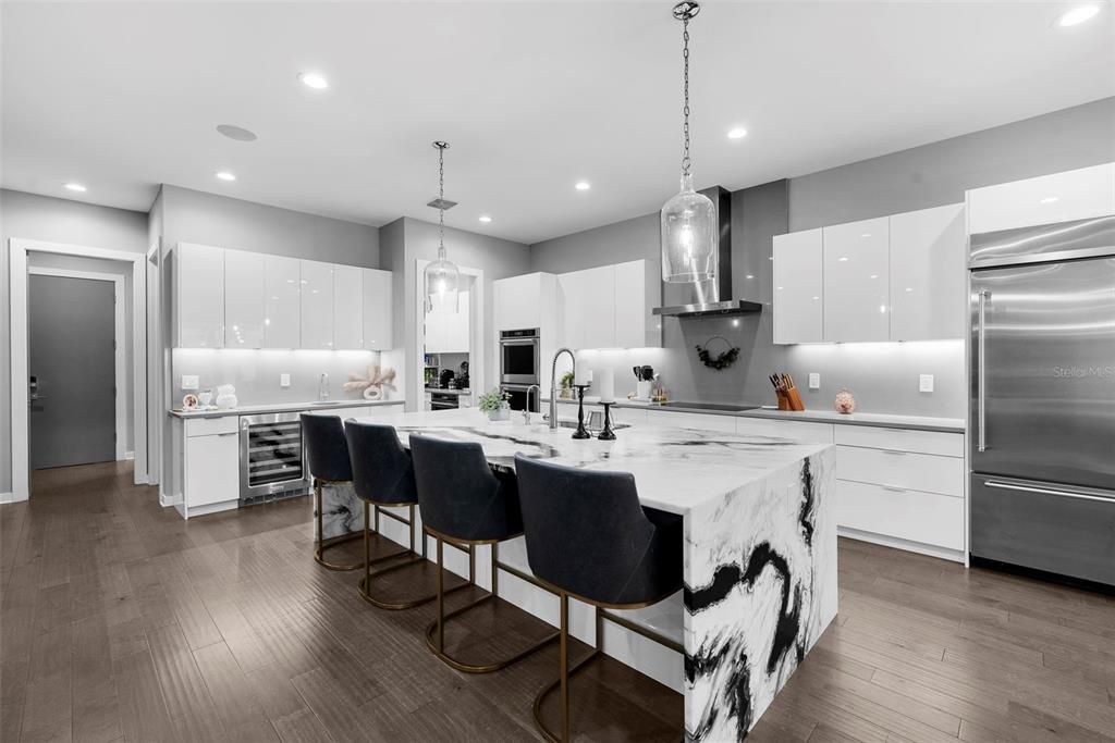 出租: $13,500 (5 贝兹, 4 浴室, 4149 平方英尺)