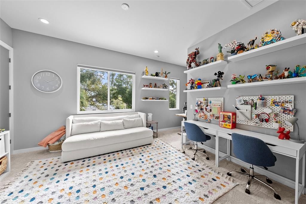 出租: $13,500 (5 贝兹, 4 浴室, 4149 平方英尺)