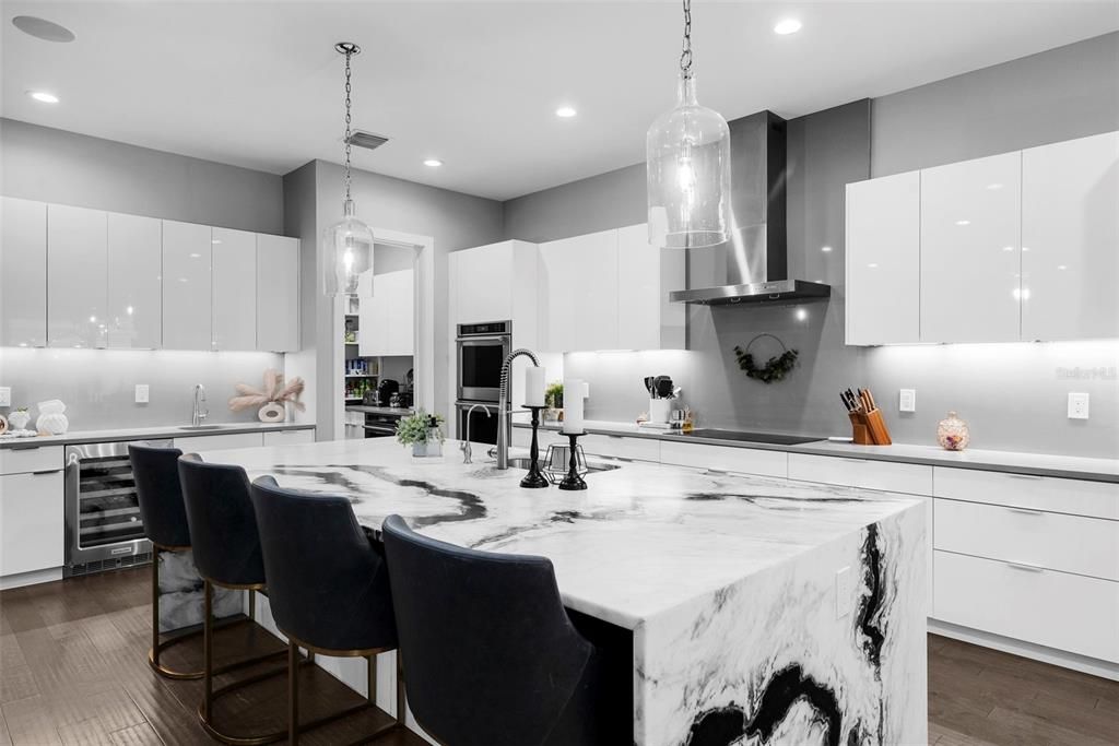 出租: $13,500 (5 贝兹, 4 浴室, 4149 平方英尺)