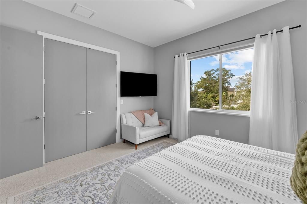 出租: $13,500 (5 贝兹, 4 浴室, 4149 平方英尺)