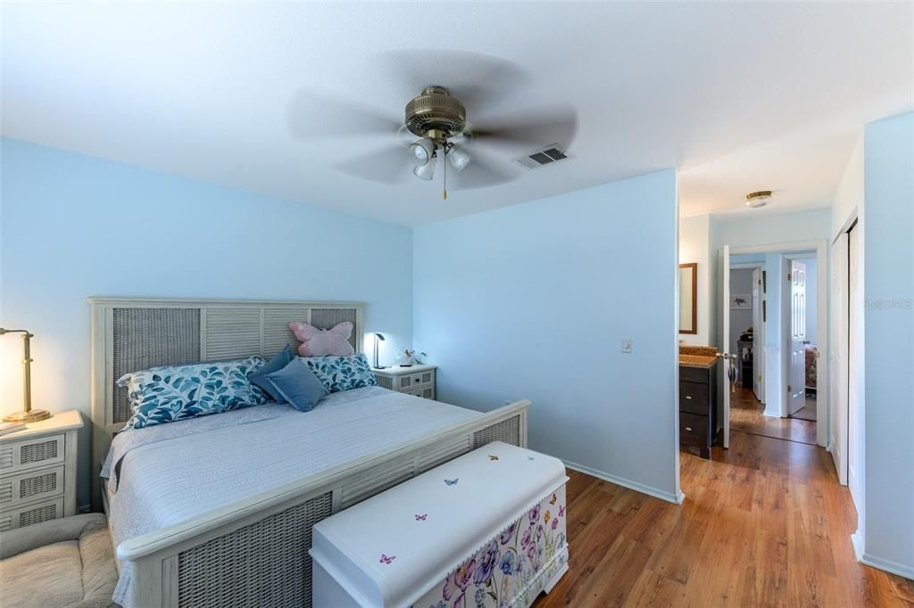 待售: $275,000 (3 贝兹, 2 浴室, 1242 平方英尺)