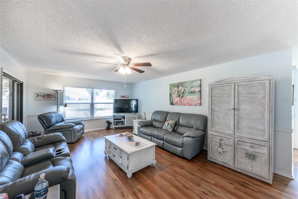 待售: $275,000 (3 贝兹, 2 浴室, 1242 平方英尺)