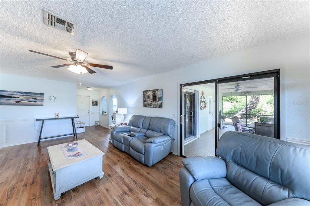 待售: $275,000 (3 贝兹, 2 浴室, 1242 平方英尺)