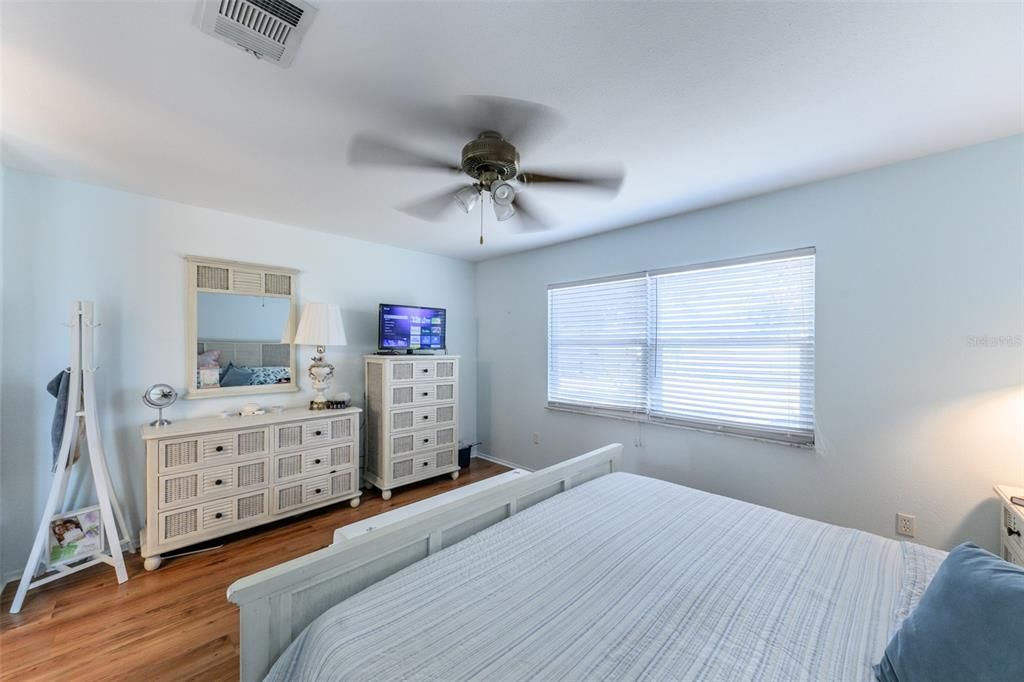 待售: $275,000 (3 贝兹, 2 浴室, 1242 平方英尺)