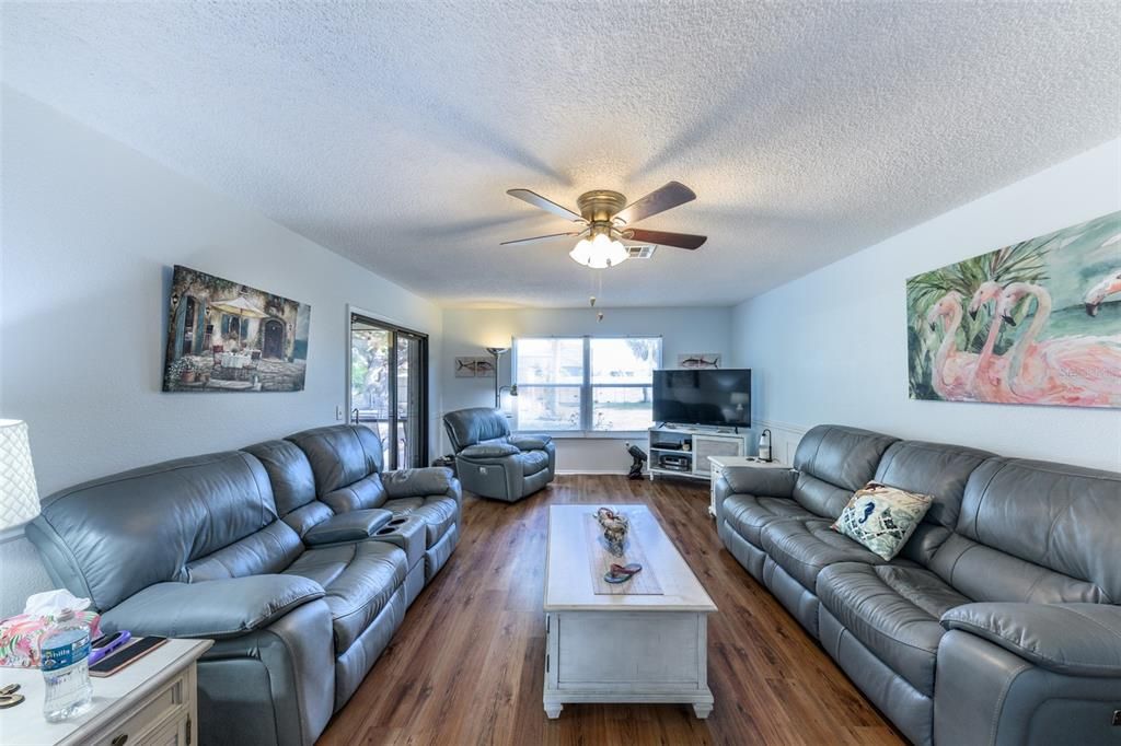 待售: $275,000 (3 贝兹, 2 浴室, 1242 平方英尺)