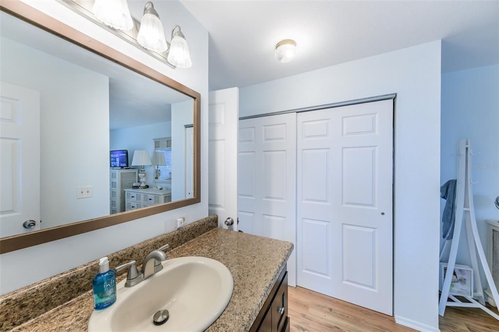 待售: $275,000 (3 贝兹, 2 浴室, 1242 平方英尺)