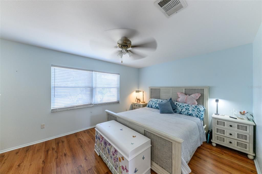 待售: $275,000 (3 贝兹, 2 浴室, 1242 平方英尺)