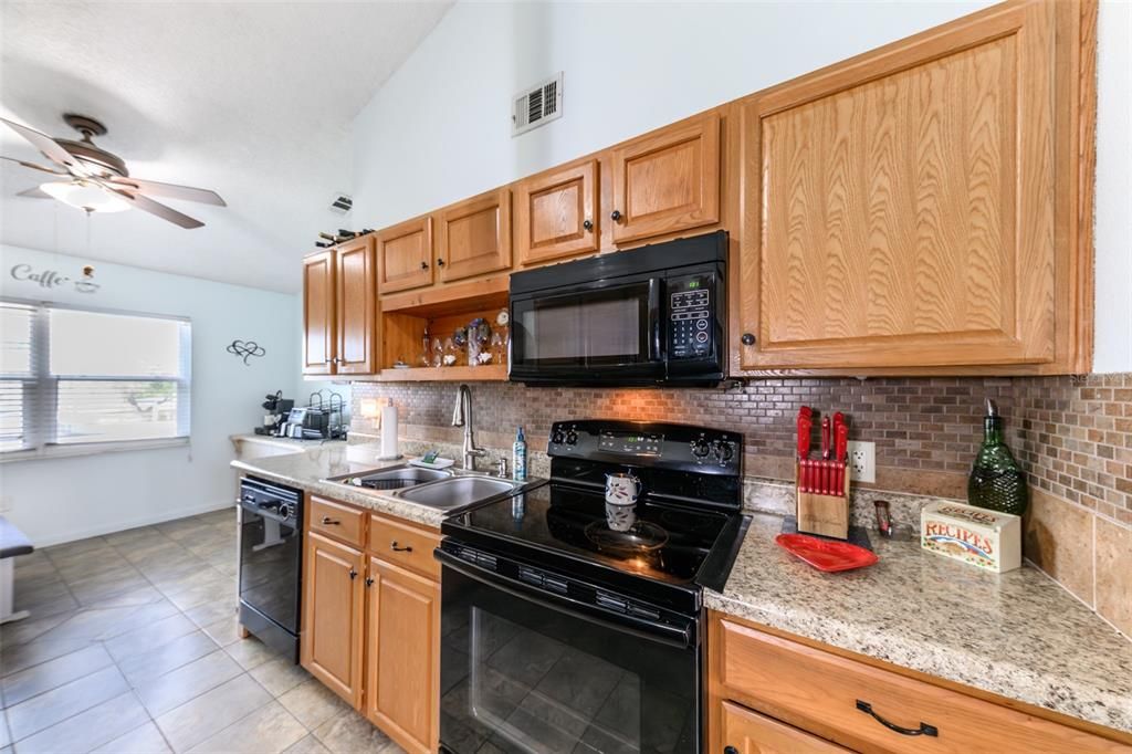 待售: $275,000 (3 贝兹, 2 浴室, 1242 平方英尺)