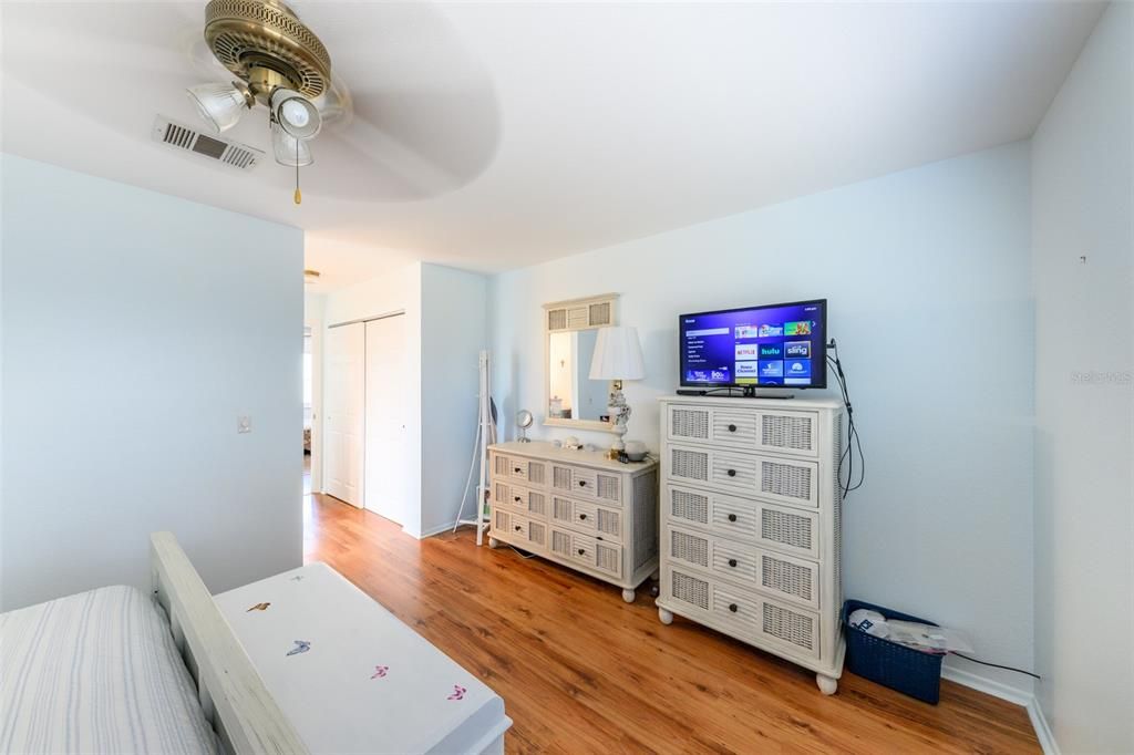 待售: $275,000 (3 贝兹, 2 浴室, 1242 平方英尺)