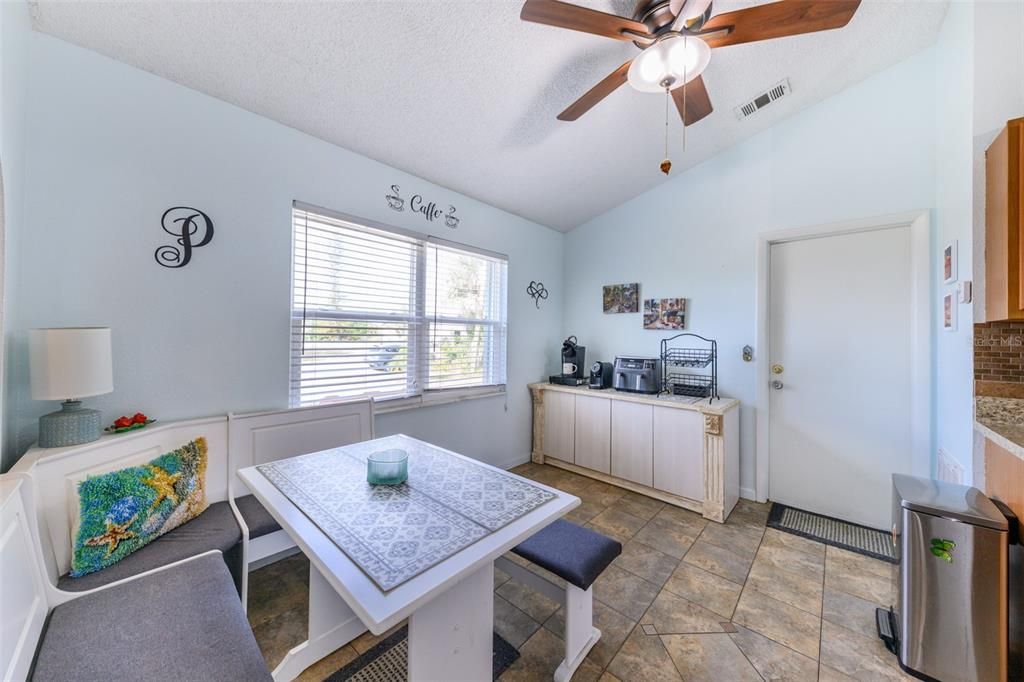 待售: $275,000 (3 贝兹, 2 浴室, 1242 平方英尺)