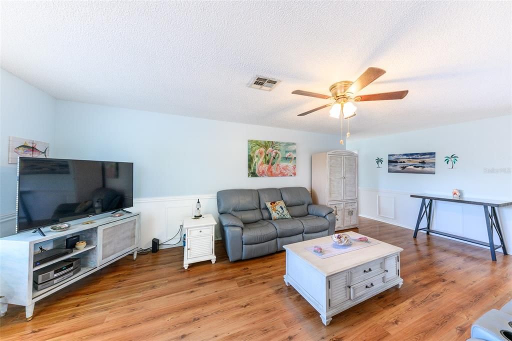 待售: $275,000 (3 贝兹, 2 浴室, 1242 平方英尺)