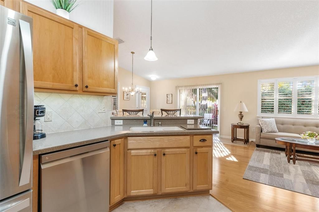 На продажу: $299,900 (2 спален, 2 ванн, 1188 Квадратных фут)