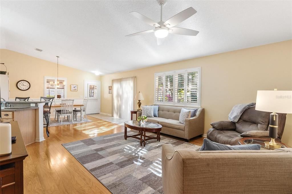 На продажу: $299,900 (2 спален, 2 ванн, 1188 Квадратных фут)