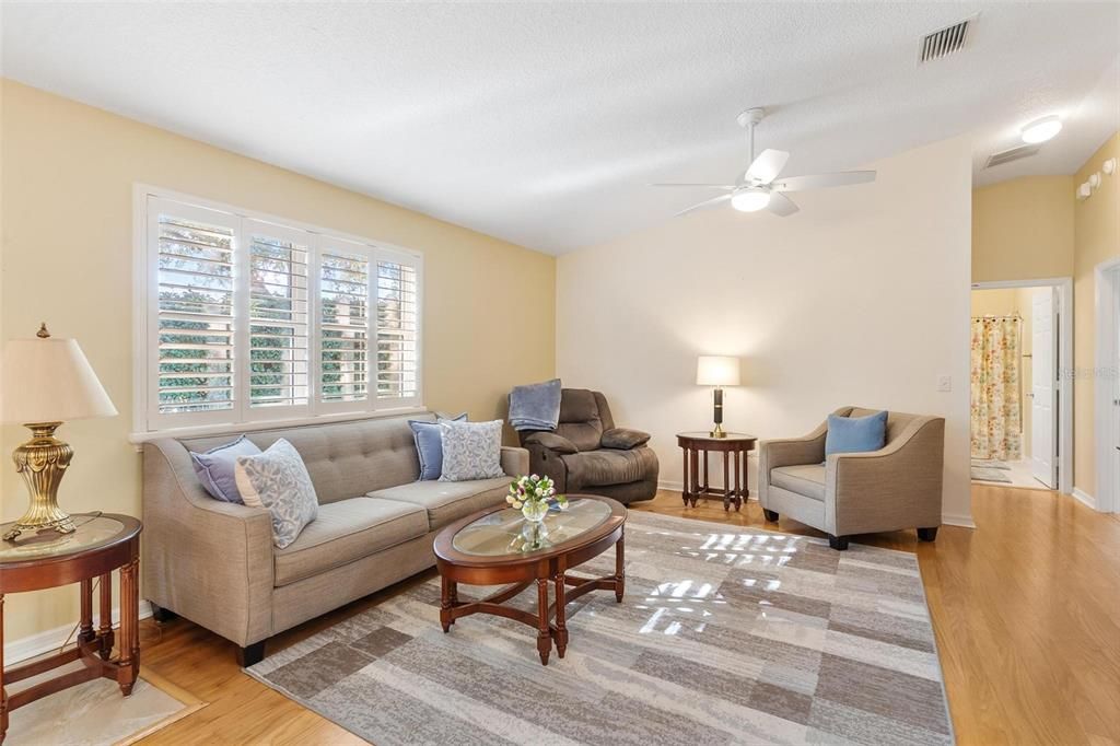 На продажу: $299,900 (2 спален, 2 ванн, 1188 Квадратных фут)