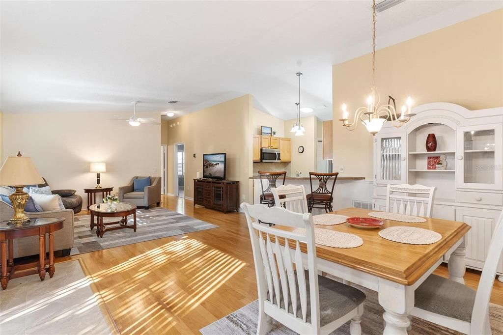 На продажу: $299,900 (2 спален, 2 ванн, 1188 Квадратных фут)