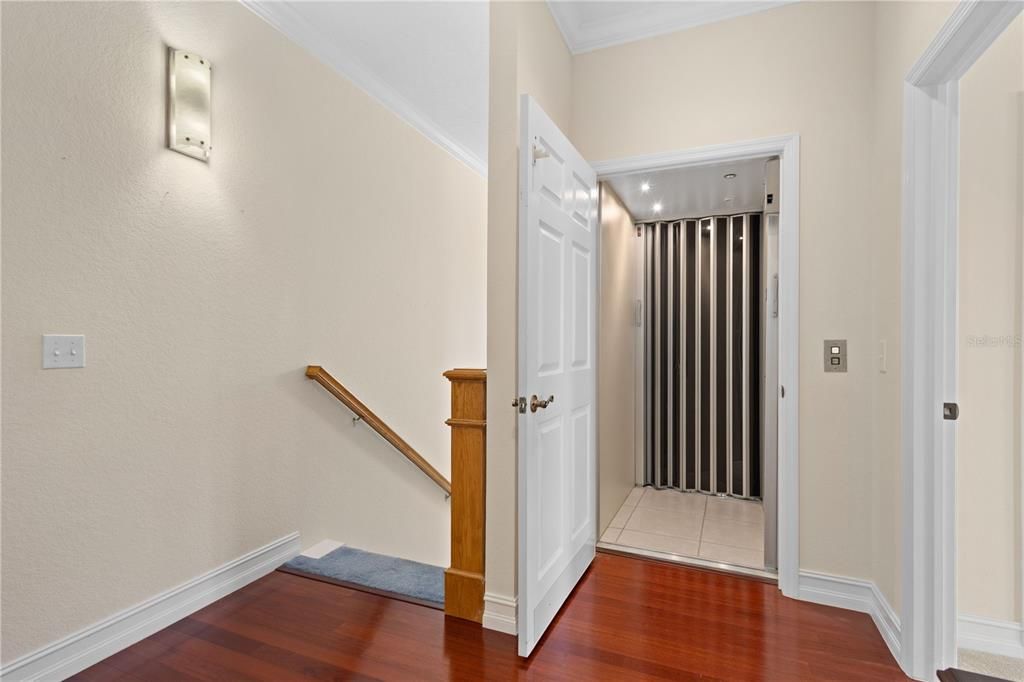 For Sale: $409,900 (3 beds, 3 baths, 2572 Square Feet)