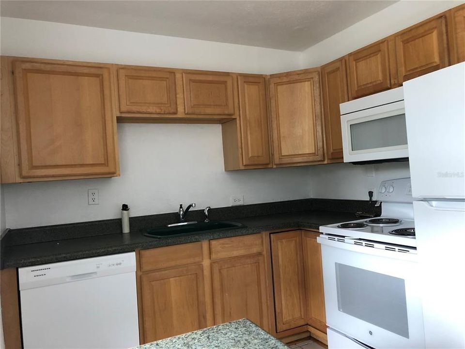 For Rent: $1,600 (2 beds, 1 baths, 825 Square Feet)