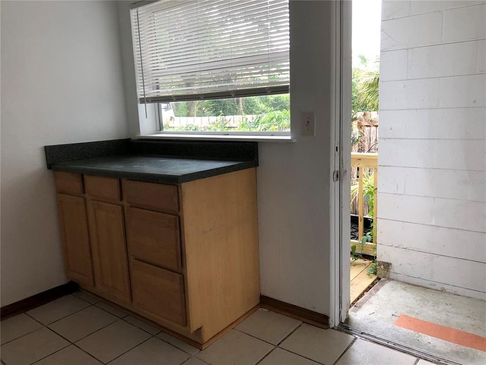 For Rent: $1,600 (2 beds, 1 baths, 825 Square Feet)