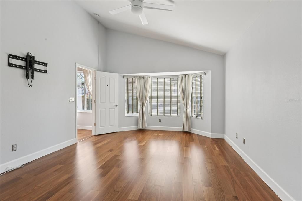 合同活跃: $460,000 (3 贝兹, 2 浴室, 1836 平方英尺)