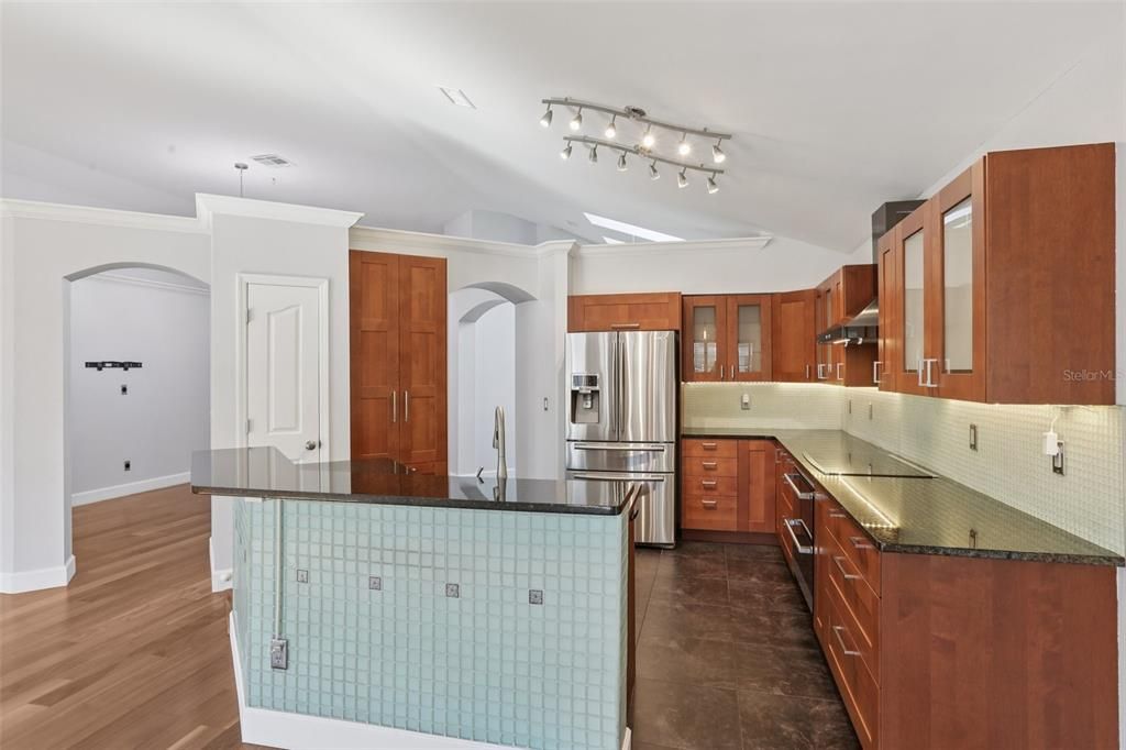 合同活跃: $460,000 (3 贝兹, 2 浴室, 1836 平方英尺)