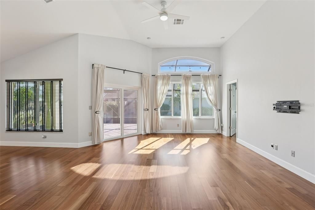 合同活跃: $460,000 (3 贝兹, 2 浴室, 1836 平方英尺)