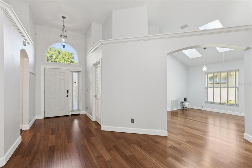 合同活跃: $460,000 (3 贝兹, 2 浴室, 1836 平方英尺)