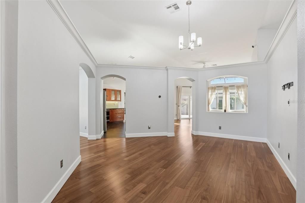 合同活跃: $460,000 (3 贝兹, 2 浴室, 1836 平方英尺)