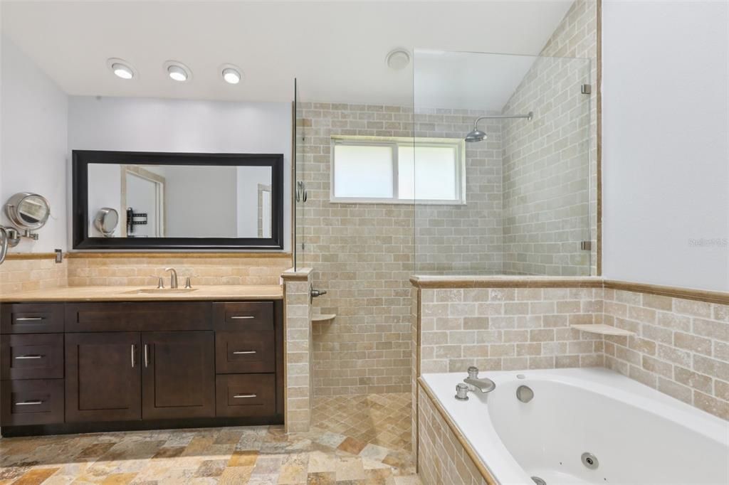 合同活跃: $460,000 (3 贝兹, 2 浴室, 1836 平方英尺)