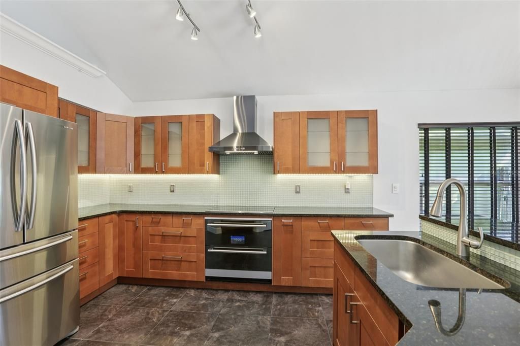 合同活跃: $460,000 (3 贝兹, 2 浴室, 1836 平方英尺)