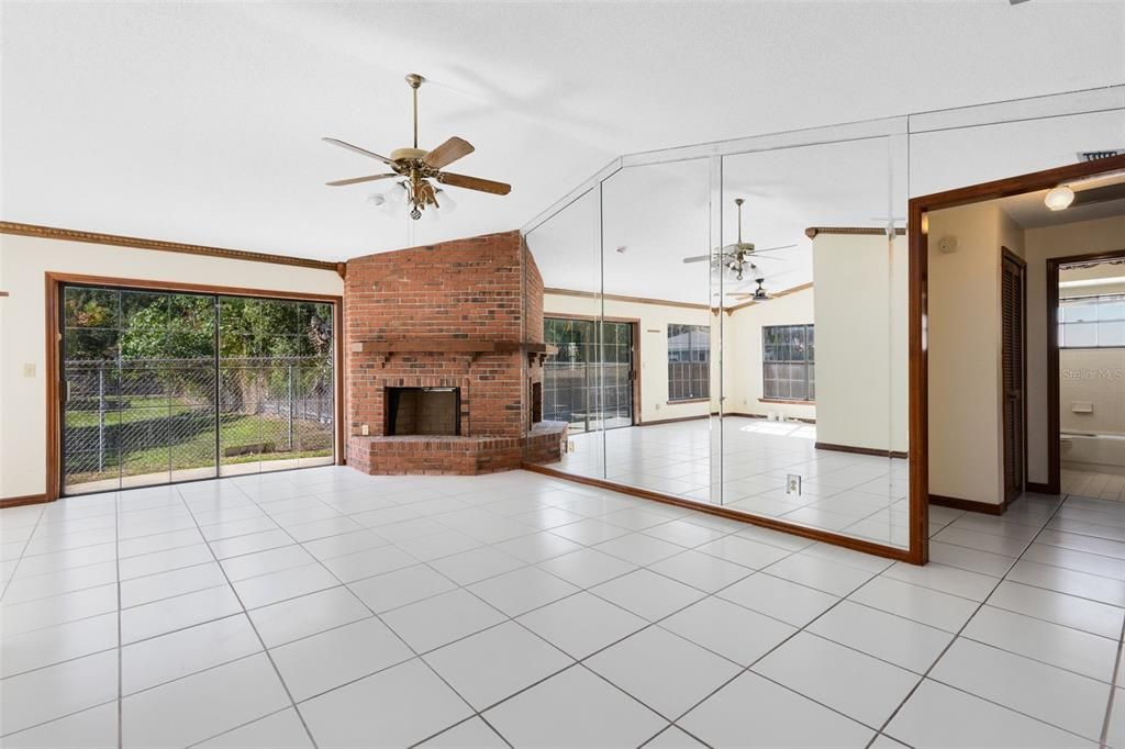 Activo con contrato: $374,900 (3 camas, 2 baños, 1464 Pies cuadrados)