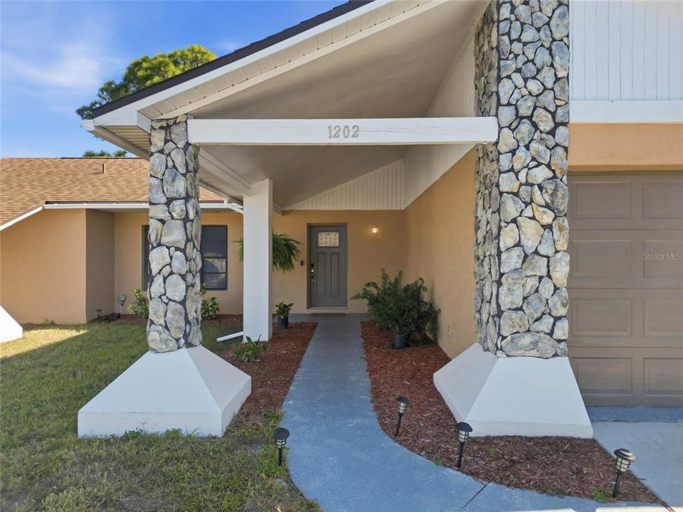 For Sale: $325,000 (2 beds, 2 baths, 1239 Square Feet)