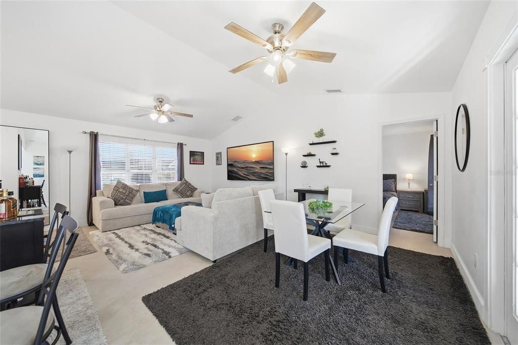 For Sale: $325,000 (2 beds, 2 baths, 1239 Square Feet)