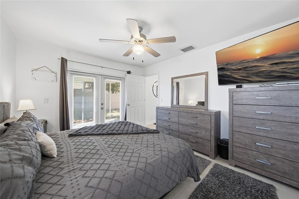 For Sale: $325,000 (2 beds, 2 baths, 1239 Square Feet)