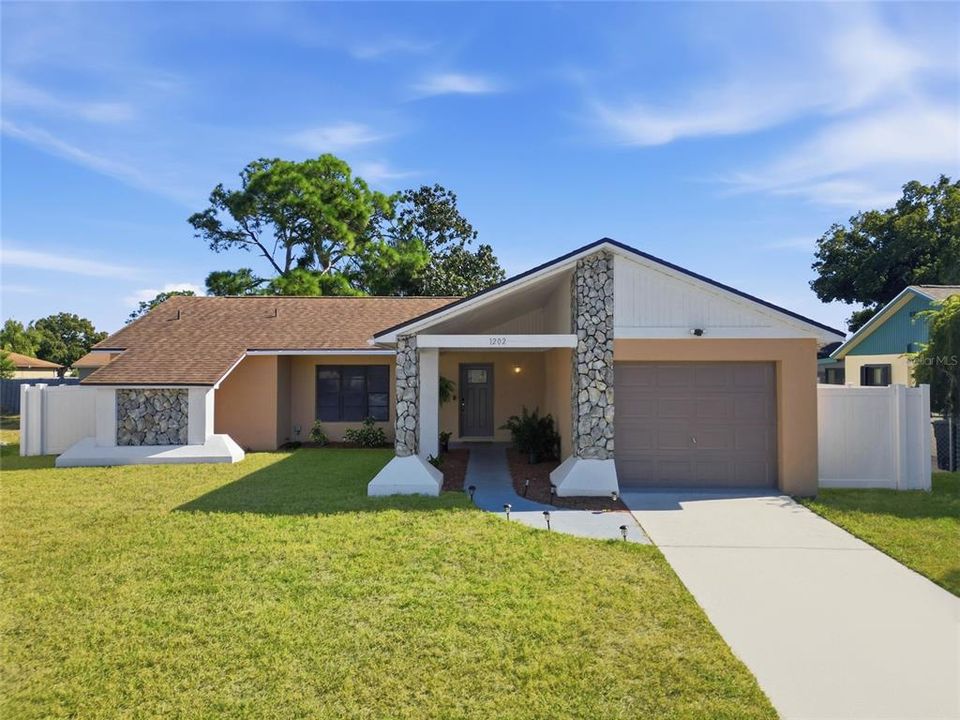 For Sale: $325,000 (2 beds, 2 baths, 1239 Square Feet)