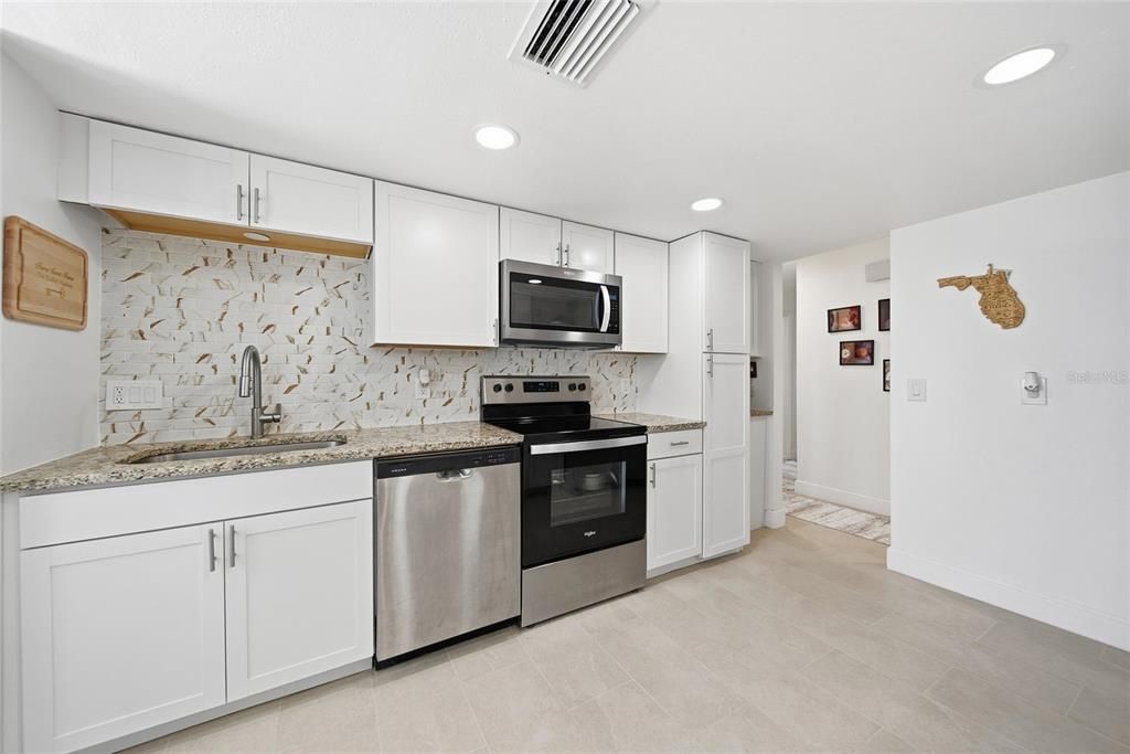 For Sale: $325,000 (2 beds, 2 baths, 1239 Square Feet)