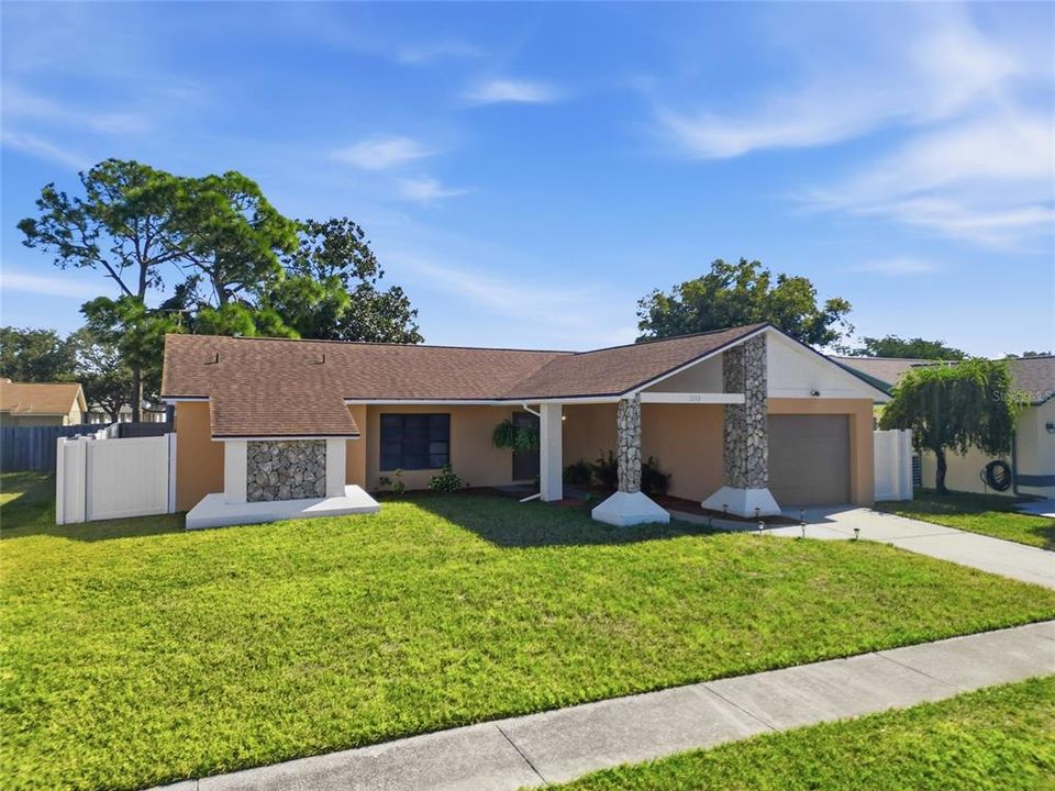 For Sale: $325,000 (2 beds, 2 baths, 1239 Square Feet)