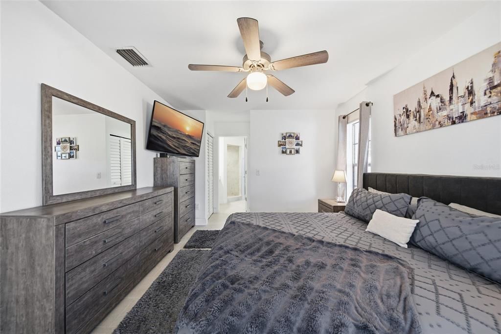For Sale: $325,000 (2 beds, 2 baths, 1239 Square Feet)