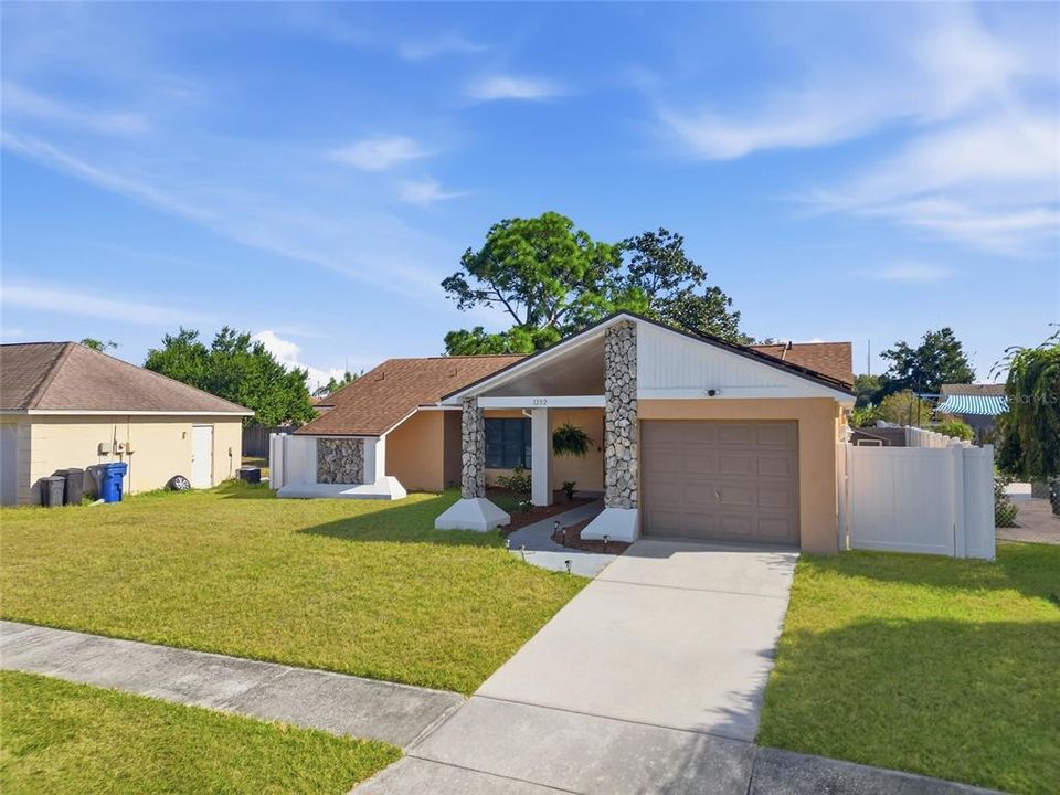 For Sale: $325,000 (2 beds, 2 baths, 1239 Square Feet)