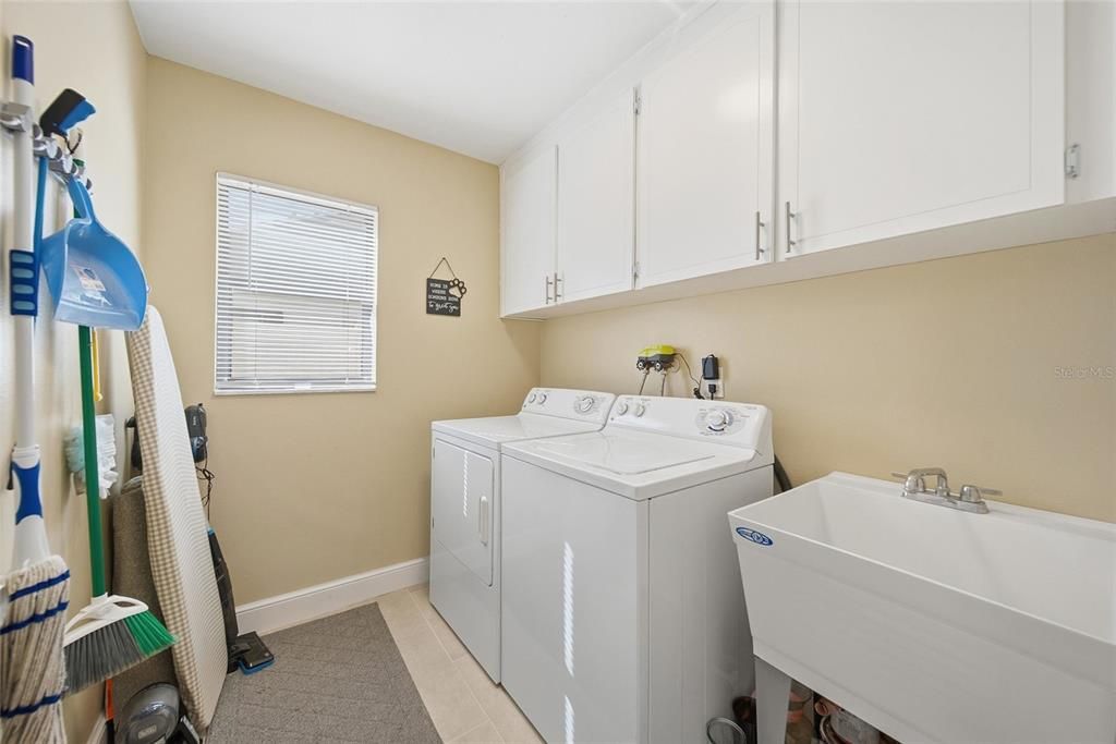 For Sale: $325,000 (2 beds, 2 baths, 1239 Square Feet)