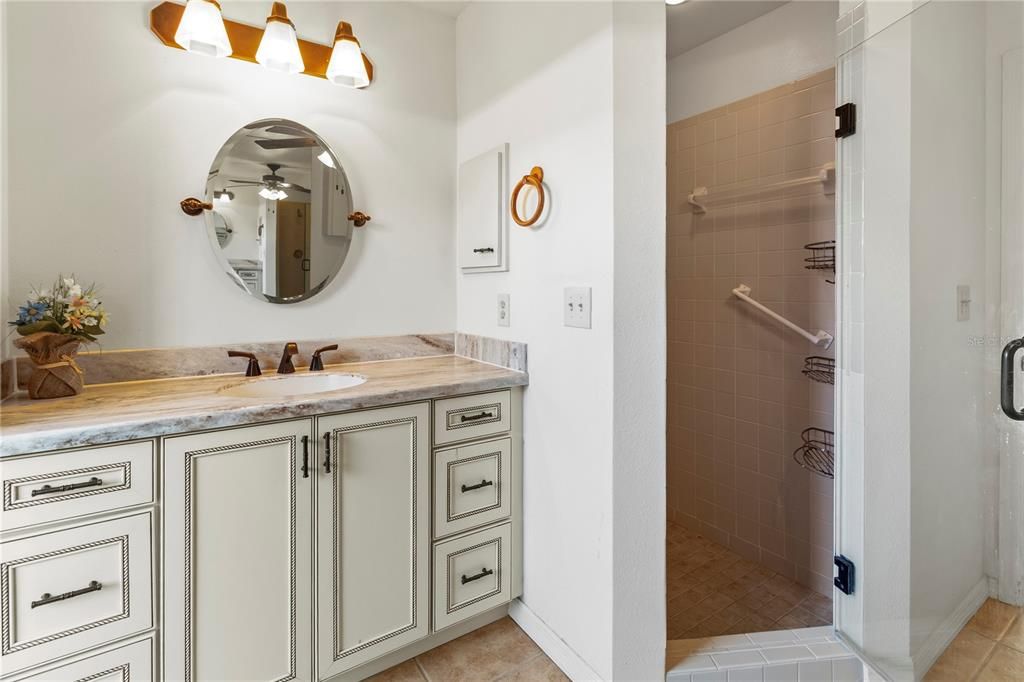 待售: $235,000 (2 贝兹, 2 浴室, 1341 平方英尺)