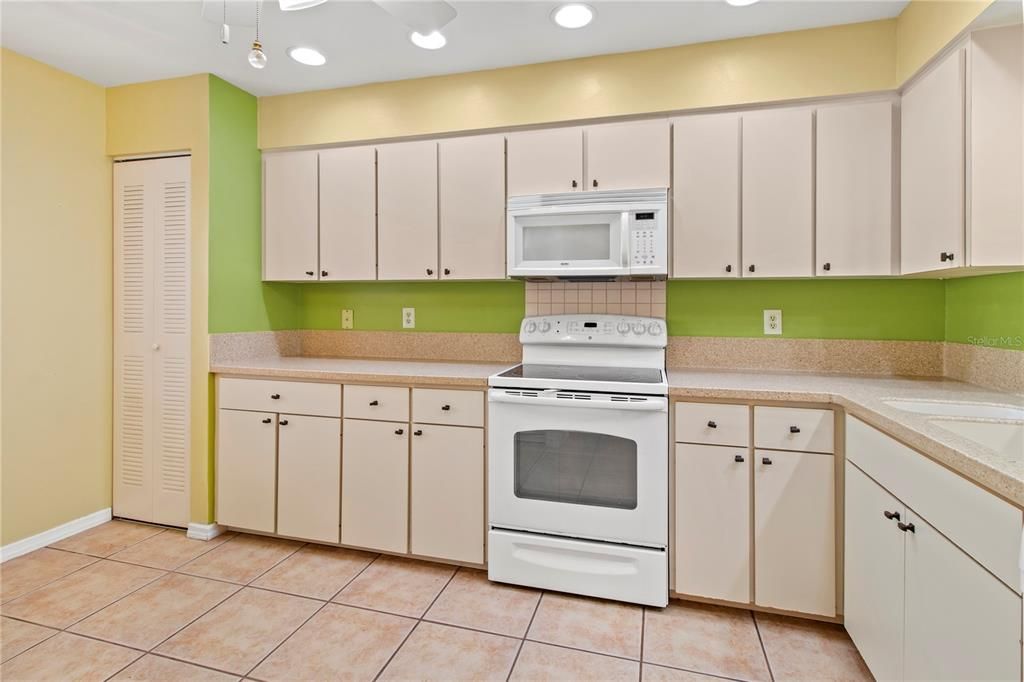 待售: $235,000 (2 贝兹, 2 浴室, 1341 平方英尺)