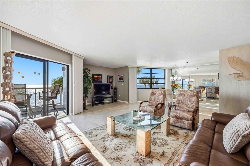 待售: $1,100,000 (2 贝兹, 2 浴室, 1409 平方英尺)