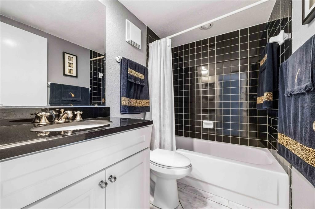 待售: $1,100,000 (2 贝兹, 2 浴室, 1409 平方英尺)