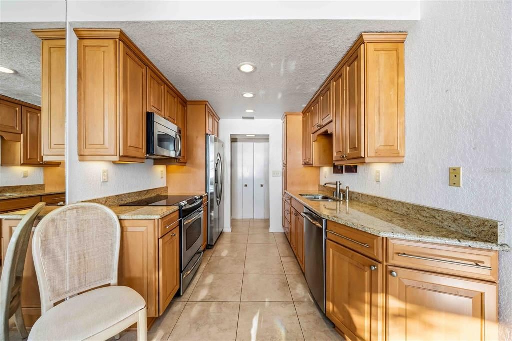 待售: $1,100,000 (2 贝兹, 2 浴室, 1409 平方英尺)